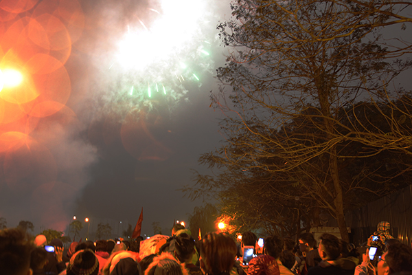 Thời điểm giao thừa bước sang năm mới, hàng nghìn người dân tập trung tại điểm bắn để ngắm pháo hoa, đón Tết Mậu Tuất.