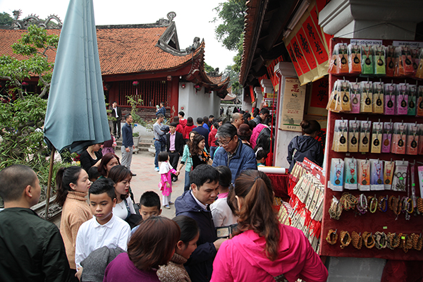 Nhiều người xếp hàng xin chữ, mua đồ lưu niệm trong Văn Miếu.