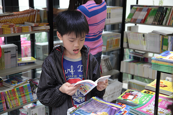 Cậu bé chăm chú đọc những trang truyện Doremon nổi tiếng.
