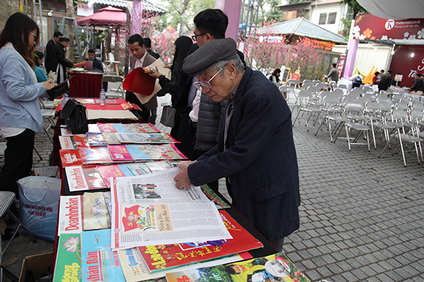 Các cuốn tạp chí, những tờ báo xuân lại nhận được sự quan tâm của những người lớn tuổi.
