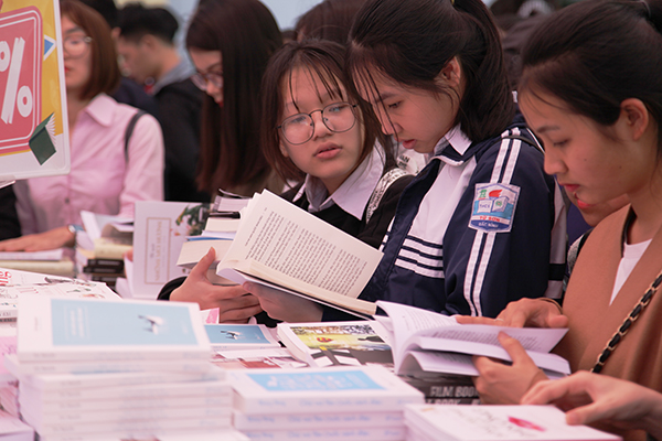 Không chỉ thu hút học sinh – sinh viên trên địa bàn Hà Nội, các bạn trẻ tại các tỉnh lân cận thủ đô cũng bỏ công sức tới tận nơi lựa sách cho bản thân.