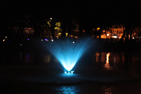Vòi phun nước giữa Hồ Gươm dường như lung linh hơn khi ta tắt bớt ánh đèn xung quanh.
