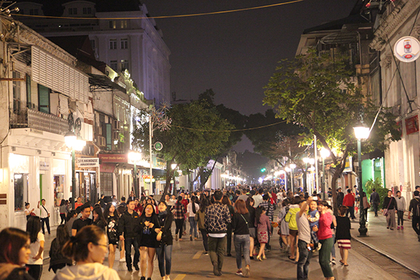 Các con phố Hà Nội nhộn nhịp với ánh đèn khắp mọi nơi trước Giờ Trái đất...