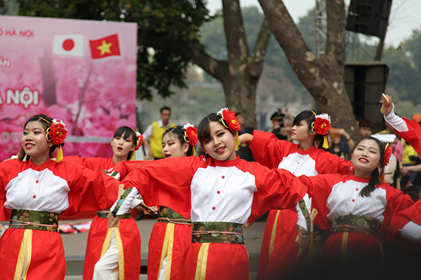 Các bạn trẻ tươi tắn thể hiện những điệu múa tới từ Nhật Bản.