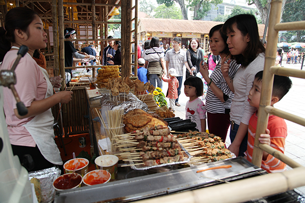 Nhiều món ăn vặt đường phố của hai nước cũng xuất hiện tại không gian văn hoá ẩm thực Việt – Nhật phục vụ nhu cầu của thực khách.