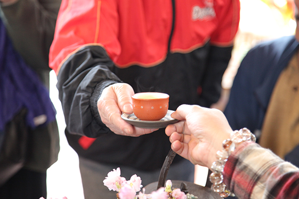Người dân được thưởng thức những chén trà được pha chế chuyên nghiệp.