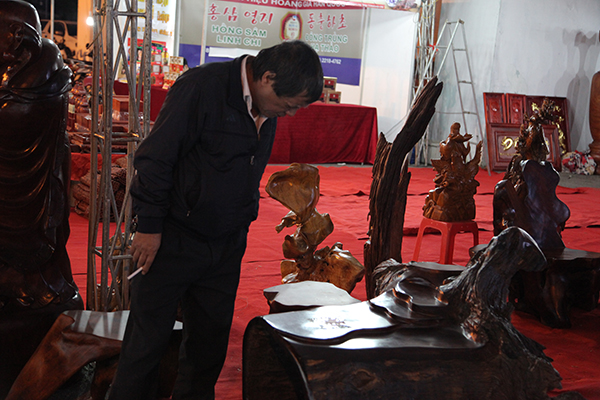 Các sản phẩm thủ công mỹ nghệ truyền thống được đưa tới hội chợ với nhiều mặt hàng chạm khắc phong phú, tinh xảo.