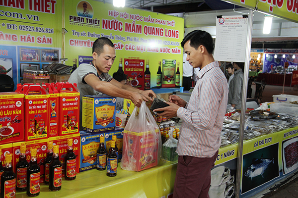 Sản phẩm truyền thống của một số tỉnh thành cũng góp mặt tại hội chợ như nước mắm Phan Thiết, bánh đậu xanh Hải Dương,…