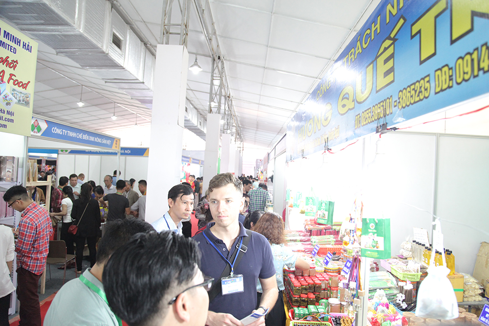 Hội chợ thu hút đông đảo người dân và khách du lịch quốc tế tới tham quan, mua hàng.