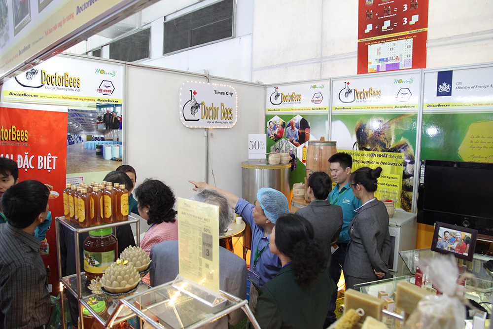 Quy trình sản xuất mật ong cũng được doanh nghiệp đem tới giới thiệu tới đông đảo khách tham quan. 