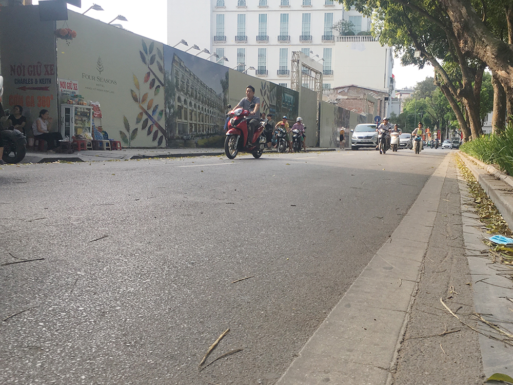 Con phố Lê Thái Tổ tấp nập nay vắng lặng, thi thoảng lại có người đầu trần phóng xe máy dạo quanh Hồ Gươm.