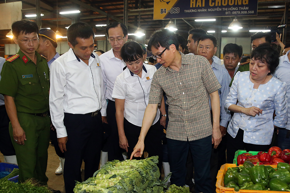 Phó Thủ tướng Vũ Đức Đam đến xem xét quầy hàng nông sản tại chợ Bình Điền 