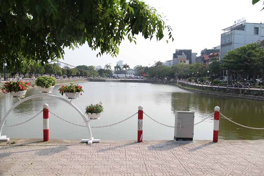 Khung cảnh tuyến phố đi bộ thứ 2 của Hà Nội được chuẩn bị kĩ lưỡng cách tiểu cảnh bắt mắt.