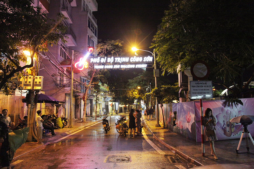  Phố đi bộ Trịnh Công Sơn là môt điển hẹn mới cho người dân Hà Nội với không gian biểu diễn nghệ thuật ẩm thực đường phố.
