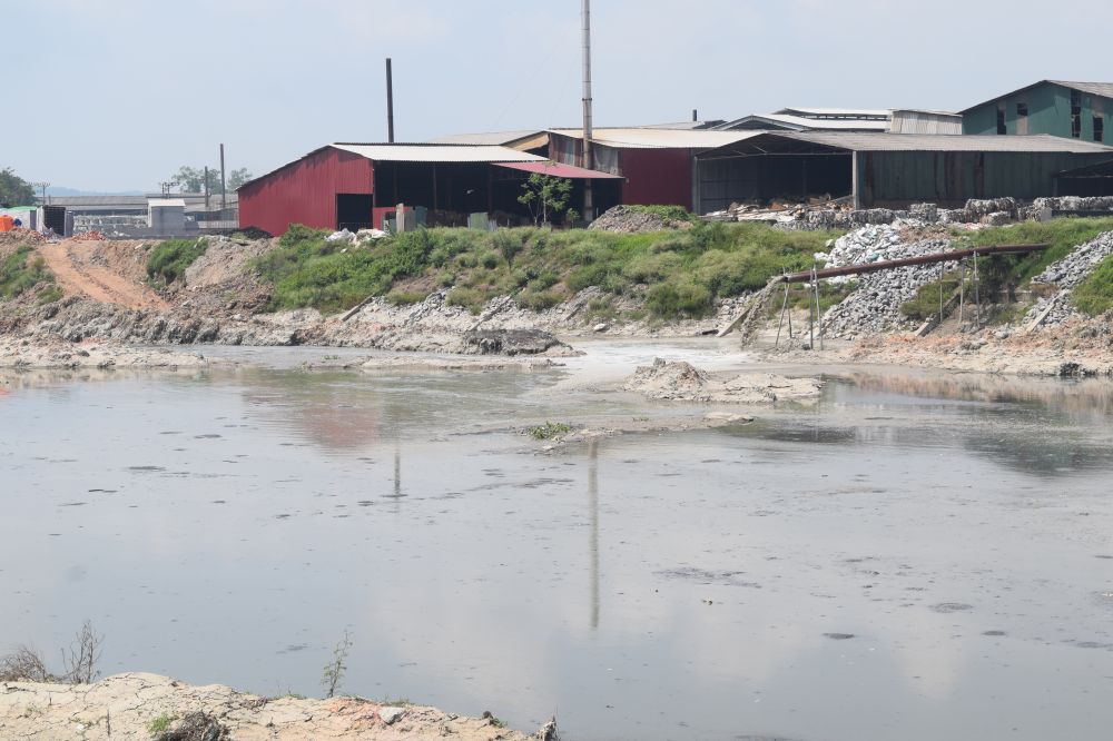 Nước thải được xả trực tiếp ra sông Ngũ Huyện Khê