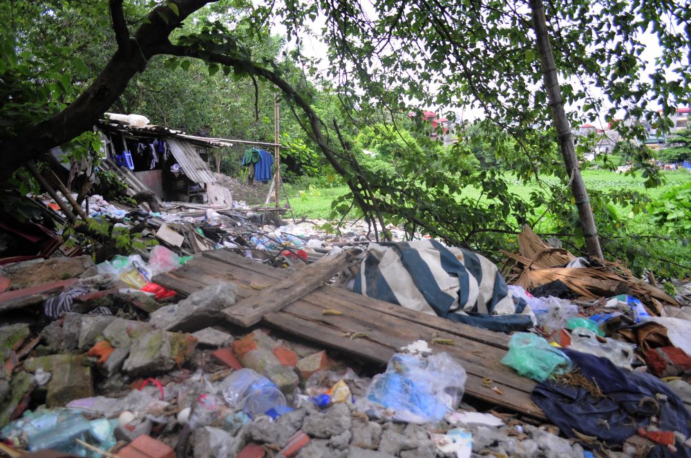 Vật liệu xây dựng và nhiều loại rác thải khác đều được đưa thẳng ra hồ Linh Quang mà không qua xử lý
