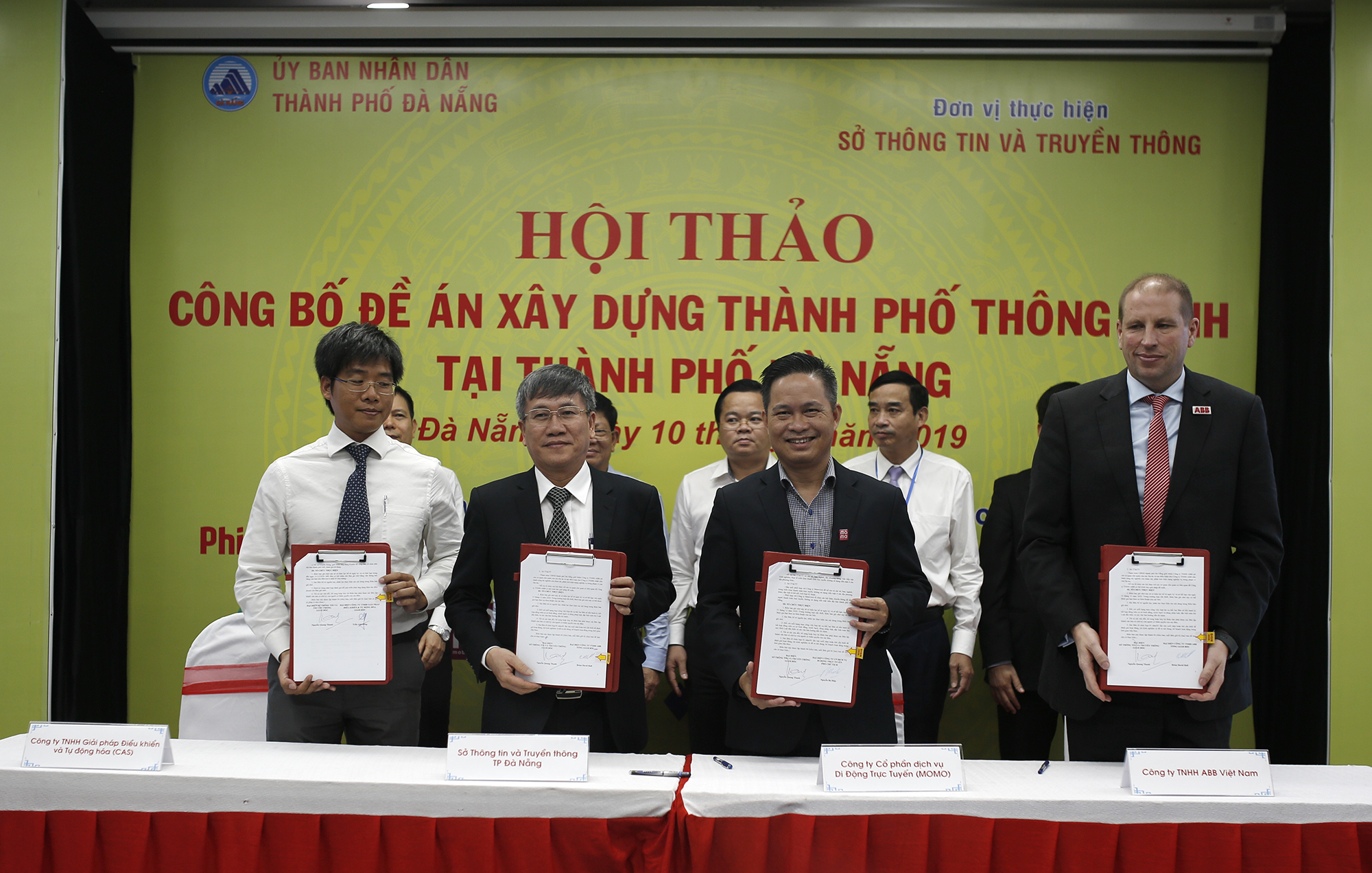  Ông Nguyễn Bá Diệp (Phó Chủ tịch Ví điện tử MoMo) ký kết triển khai thanh toán hành chính công với lãnh đạo TP. Đà Nẵng