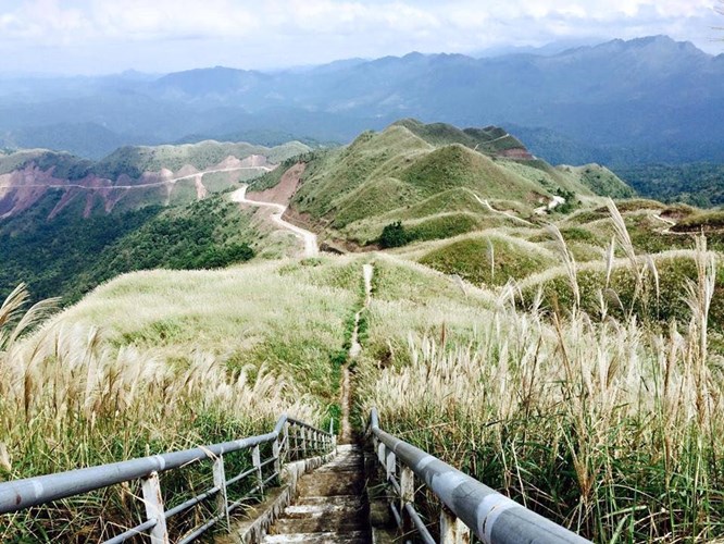 Ngọn đồi thoai thoải, ở giữa là bậc thang dẫn lên đỉnh tựa như “nấc thang lên thiên đường”. Ngọn đồi tuyệt đẹp này nằm ở huyện Bình Liêu của tỉnh Quảng Ninh.