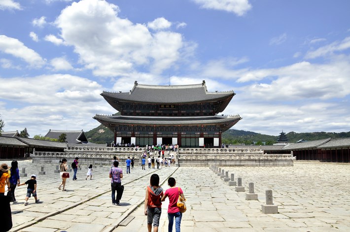 Điện Cần Chính – tòa nhà lớn nhất trong quần thể cung điện Gyeongbokgung, dùng làm nơi thiết triều và tiếp đón các sứ thần. Ảnh: tastebudthrills.com