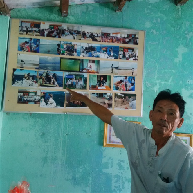 Ông Nguyễn Nùng, Hội cộng đồng ngư dân xã Thuận Quý (Hàm Thuận Nam, Bình Thuận) giới thiệu các hoạt động của Hội trong mô hình đồng quản lý sò lông tại địa phương. Ảnh: LK