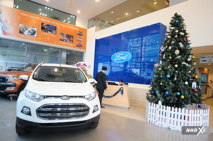 Nhân viên dịch vụ Sài Gòn Ford – Phổ Quang đang bảo trì xe cho khách hàng.