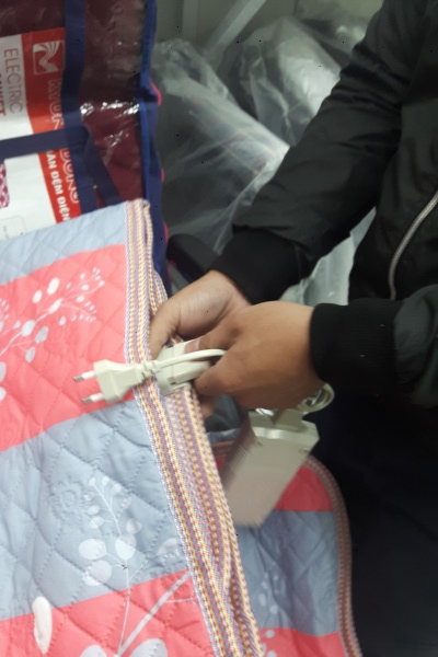 Nhân viên cửa hàng thiết bị y tế hướng dẫn cách sử dụng chăn điện Kyung Dong