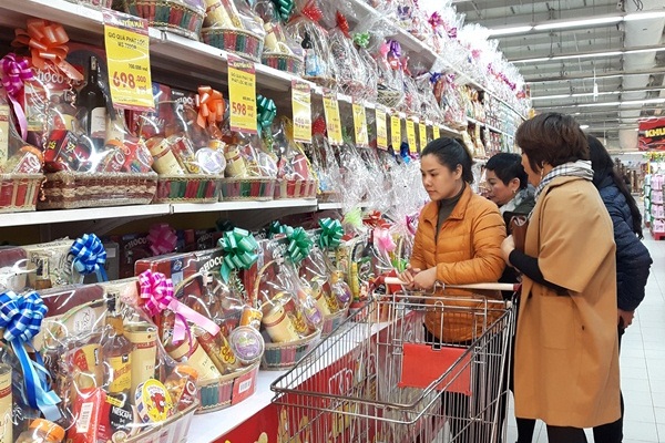 Đa số người tiêu dùng đến trung tâm thương mại để mua sắm thực phẩm, đồ gia dụng, quà tặng để chuẩn bị cho kỳ nghỉ Tết Dương lịch