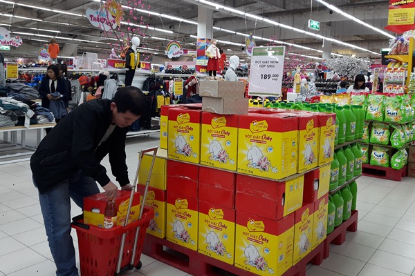 Để giữ chân khách hàng, các thương hiệu Việt phải nghiên cứu thị trường, tâm lý, nhu cầu tiêu dùng của người Việt để tung ra những sản phẩm hợp lý (Ảnh: N.Hạnh)