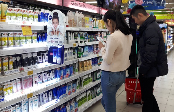 Các thương hiệu Việt níu chân khách hàng bằng những sản phẩm có nguyên liệu lành tính, thân thiện, không gây hại cho sức khỏe. Đặc biệt, giá thành các sản phẩm rẻ hơn nhiều so với sản phẩm ngoại nhập cùng loại.