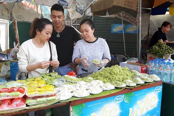 Tại Hà Nội, ngành kinh doanh thực phẩm chay tương đối phát triển. Ngoài cơm chay, bún chay, phở chay, buffet chay, những loại bánh truyền thống làm từ ngũ cốc, các loại hạt cũng được nhiều thực khách ưa thích (Ảnh: Nguyễn Hạnh)