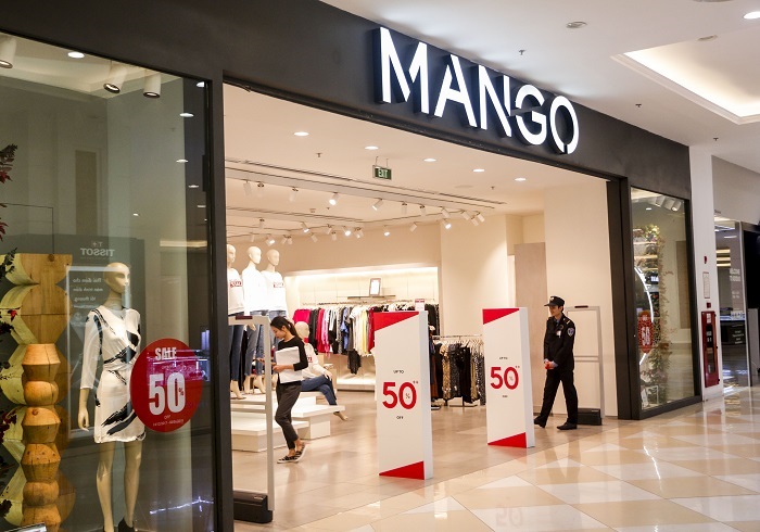 Thương hiệu nổi tiếng đến từ Tây Ban Nha - Mango tung ra chiến dịch lớn nhất trong năm , bắt đầu giảm giá từ ngày 18/12 với mức giảm giá 50% (Ảnh: Hiếu Quang)