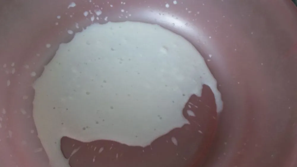 Khi đổ ra cốc, sữa NutiFood có hiện tượng vón cục