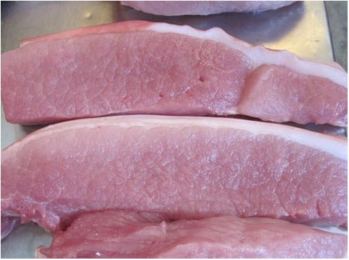 Thịt ngon và sạch là khi bạn dùng tay ấn vào miếng thịt rồi bỏ tay ra thịt trở về vị trí cũ. 