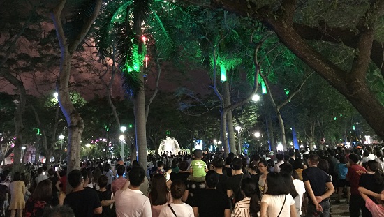 Hàng nghìn người chen chân nhau đứng ở vường hoa và 4 tuyến đường trung tâm bên cạnh Quảng trường để chờ đợi xem bắn pháo hoa