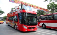 Xe buýt 2 tầng nổi bật chạy quanh phố Hà Nội