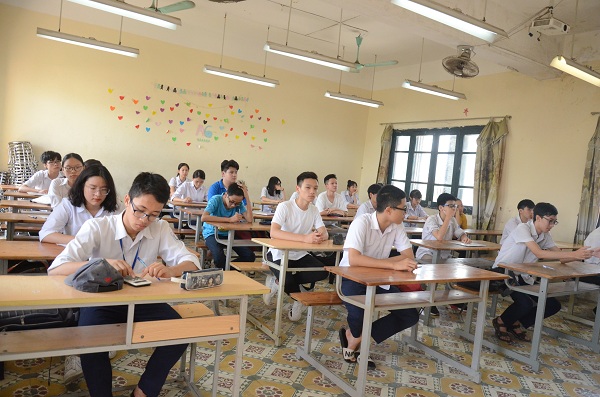 Toàn cảnh phòng thi trong ngày làm thủ tục và phổ biến quy chế thi tại điểm thi trường THPT Hoàng Văn Thụ. Ảnh Ngô Chuyên.