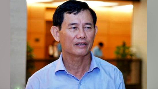Đại biểu Nguyễn Ngọc Phương bên hành lang Quốc hội