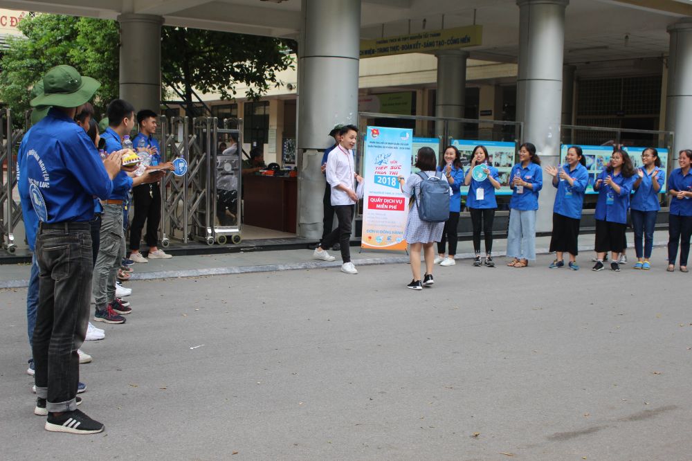 Em thí sinh ra đầu tiên tại điểm thi trường THPT Nguyễn Tất Thành