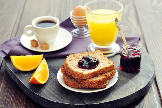 Việc bỏ bữa sáng thường xuyên có thể là tác nhân gây ra nhiều bệnh lý trong đó có đau dạ dày và ung thư (Ảnh minh họa)