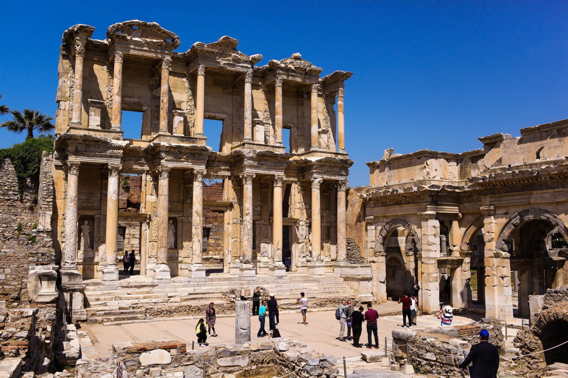 Thư viện Celsus nằm trong khu di tích thành phố cổ Ephesus, một thành phố nổi tiếng vùng Địa Trung Hải của Hy Lạp cổ đại, thuộc tỉnh Izmir - Thổ Nhĩ Kỳ ngày nay.