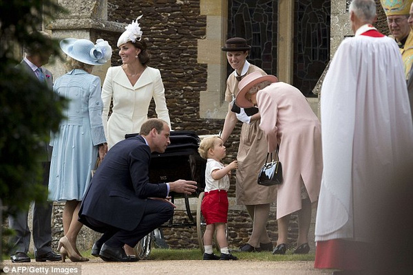 Lúc chơi đùa hay nói chuyện nghiêm túc, bố William và mẹ Kate đều cúi người vừa tầm với con. (Ảnh: AFP)
