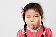 Trẻ nói vô duyên trước mặt khách làm cha mẹ bẽ mặt: Nên phạt hay lờ đi?