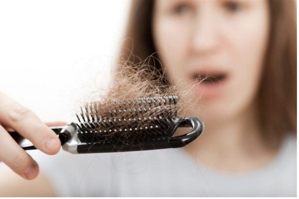 Rụng tóc nhiều hơn khi bước sang tuổi 30 là dấu hiệu bình thường