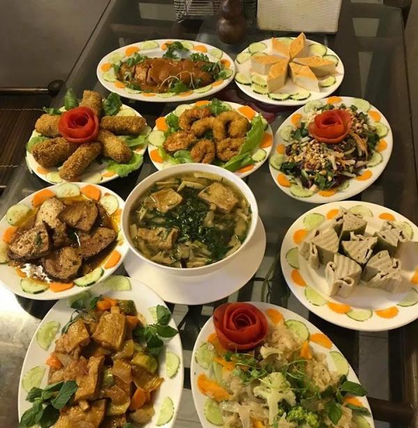 Mâm cỗ với đầy đủ các món tại nhà hàng cơm chay Khải Tường