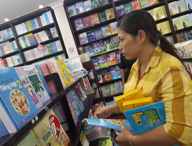 Phụ huynh tại TPHCM tìm mua sách giáo khoa đầu cấp cho con