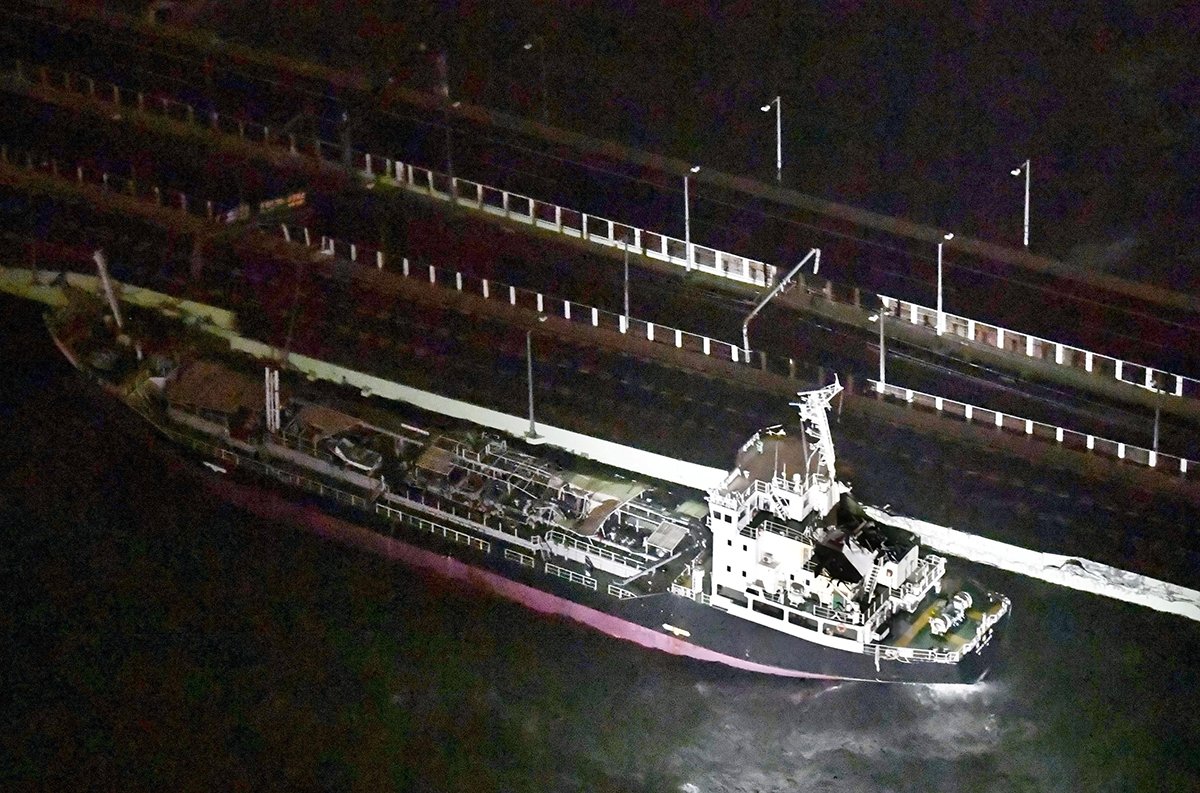 Cận cảnh Nhật Bản tan hoang sau siêu bão: Nhà bay nóc, tàu đâm cầu, xe nằm la liệt 9