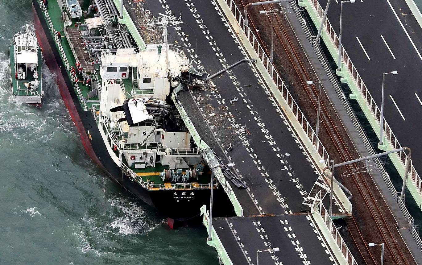 Cận cảnh Nhật Bản tan hoang sau siêu bão: Nhà bay nóc, tàu đâm cầu, xe nằm la liệt 10