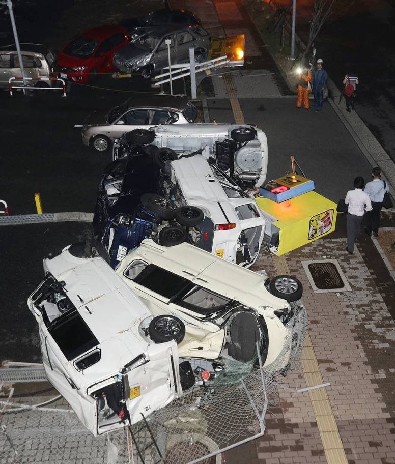 Cận cảnh Nhật Bản tan hoang sau siêu bão: Nhà bay nóc, tàu đâm cầu, xe nằm la liệt 12