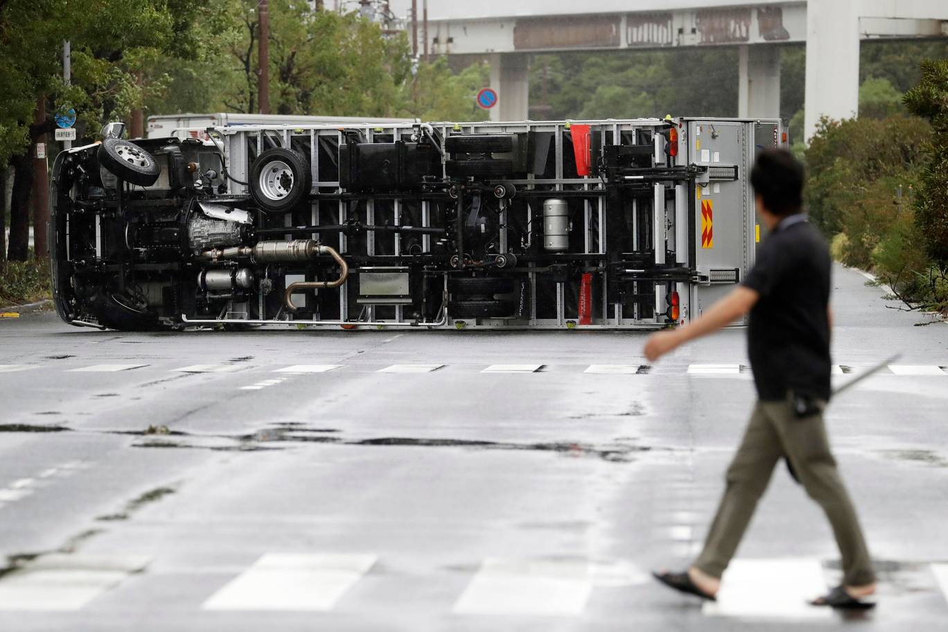 Cận cảnh Nhật Bản tan hoang sau siêu bão: Nhà bay nóc, tàu đâm cầu, xe nằm la liệt 13