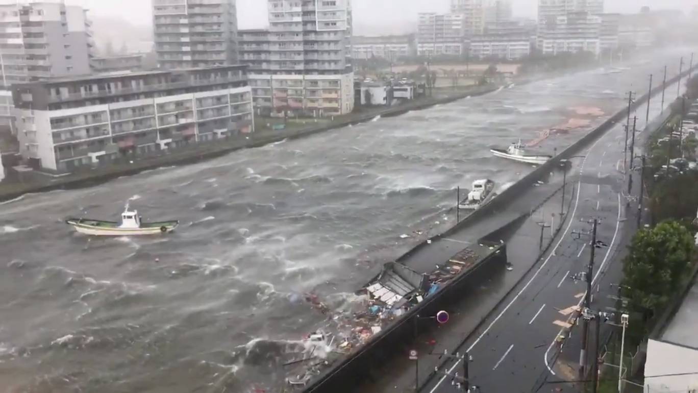 Cận cảnh Nhật Bản tan hoang sau siêu bão: Nhà bay nóc, tàu đâm cầu, xe nằm la liệt 14